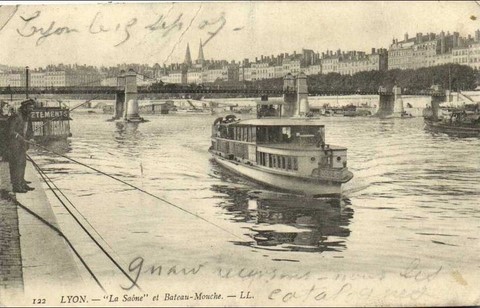 Bateau-mouche sur la Saône à Lyon